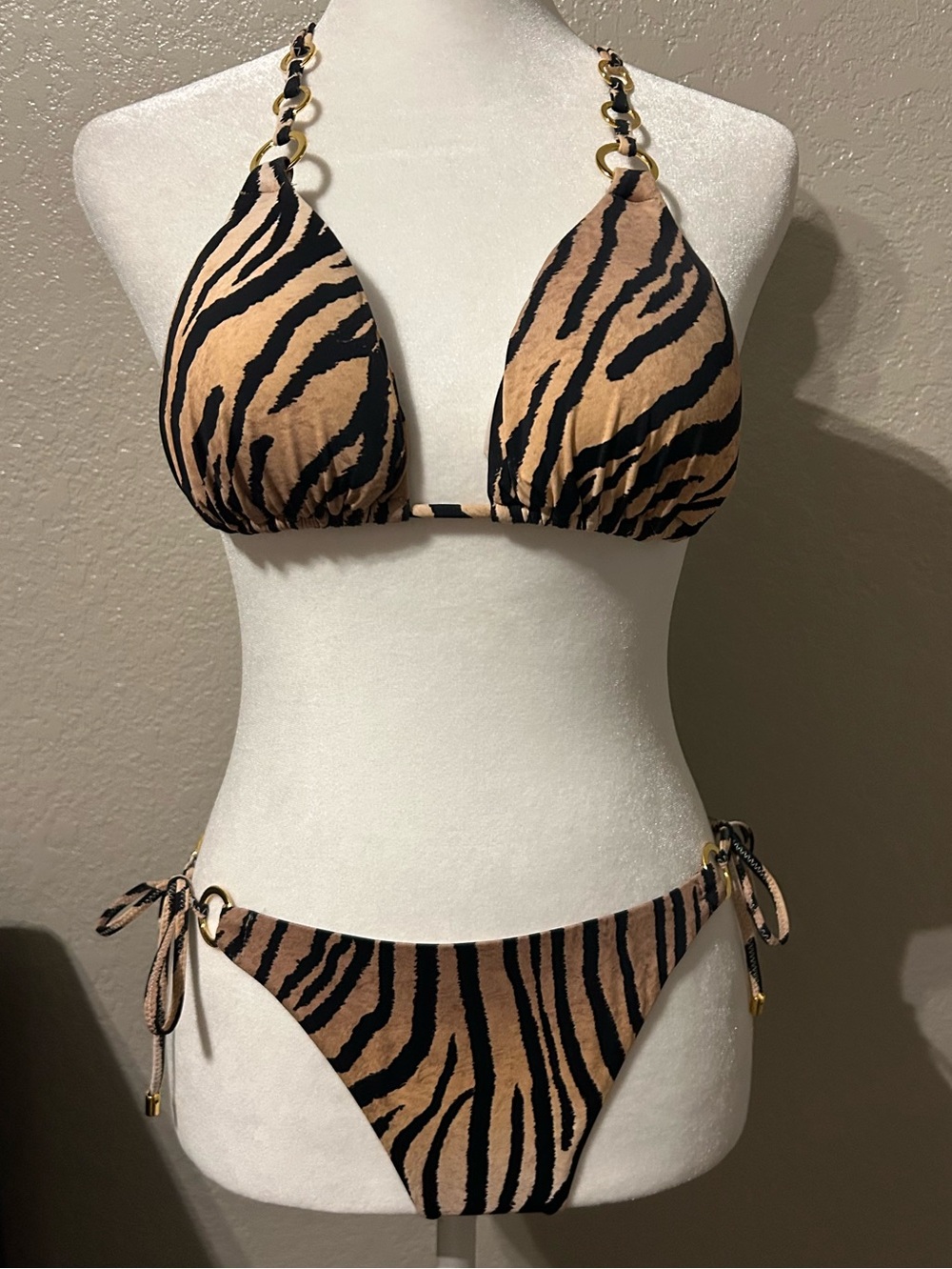 PQ SWIM CLEO LINK Bikini
size medium 
Bottoms NWT
Top hand washed never worn